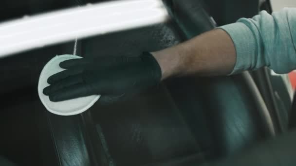 Закрити знімок відео ручної чистки чорного автокрісла. Високоякісні 4k кадри
 - Кадри, відео