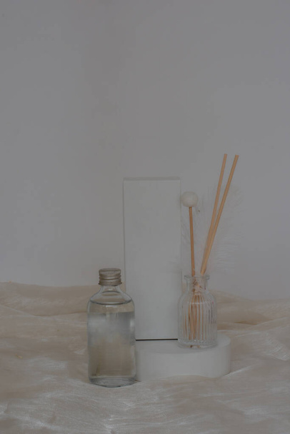 Пляшки дифузора з паличками ізольовані на білому тлі
  - Фото, зображення