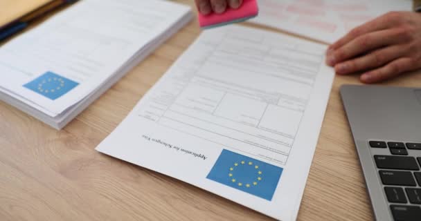 Zatwierdzono druk formularza wniosku o wizę Schengen do Unii Europejskiej. Parlament Europejski zatwierdza porozumienia w sprawie wiz - Materiał filmowy, wideo