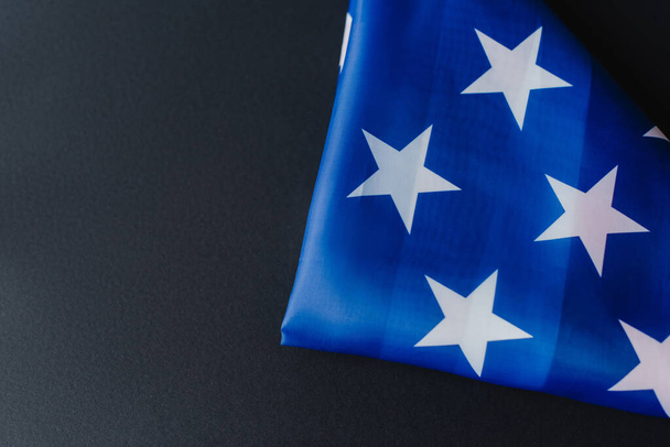 widok z góry złożona flaga Stanów Zjednoczonych w kształcie trójkąta w dniu pamięci izolowane na czarno  - Zdjęcie, obraz