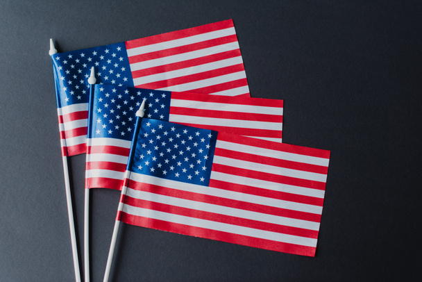 黒地に星や縞模様が孤立したアメリカの3つの旗の上からの眺め  - 写真・画像