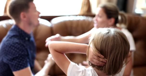 Küçük kız evde küfür eden ebeveynlerin arka planına karşı kulaklarıyla kulaklarını kapatıyor. Soors ve çığlıklar aile ve çocuk yetiştirme - Video, Çekim