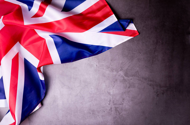 Drapeau officiel du Royaume-Uni de Grande-Bretagne sur fond gris foncé avec espace de copie. - Photo, image
