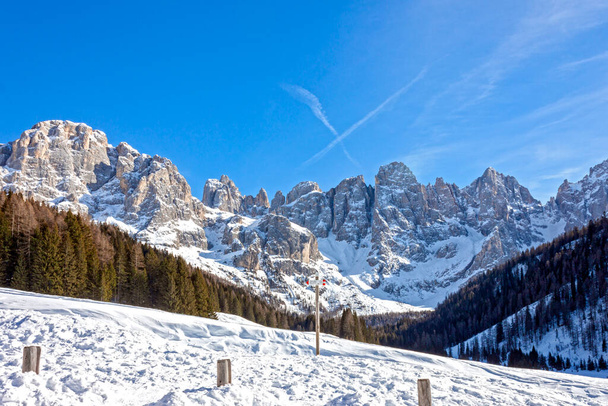 Dolomiti χειμερινό τοπίο, χιόνι και κορυφές της Pale di San Martino θέα από Val Venegia, στο φυσικό πάρκο Trentino. - Φωτογραφία, εικόνα