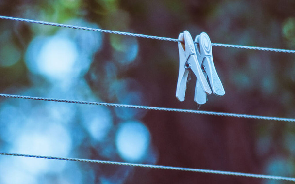 clothespin em um varal contra um fundo borrado - Foto, Imagem