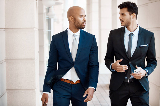 Menossa toimistolle yhdessä. nuoret komeat liikemiehet puhuvat ulkona - Valokuva, kuva