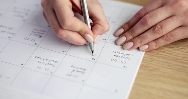 Planificación empresarial y mujer de negocios trabajando y comprobando el calendario en el lugar de trabajo. Tomar notas en el planificador de gestión del tiempo - Metraje, vídeo