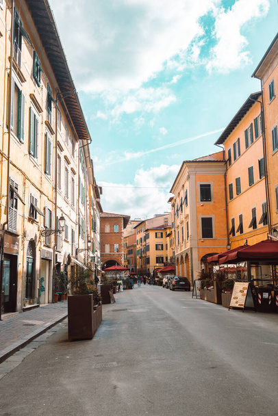 Pisa, Itálie - 18. března 2023: Útulná úzká ulička v Pise, Toskánsko, Itálie. Architektura a památka Pisy. Kvalitní fotografie - Fotografie, Obrázek