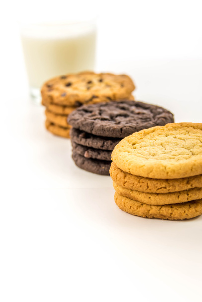 verscheidenheid van cookies en glas melk - Foto, afbeelding