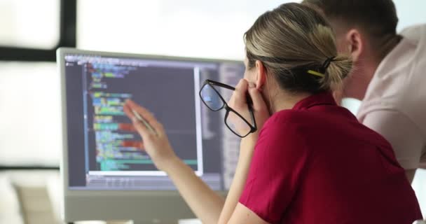 ソフトウェア開発者はソースコードのコンパイルとバグの発見について議論する。チームで作業するアルゴリズムとプログラマーの実行 - 映像、動画