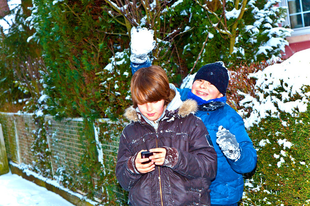 Junge hat Spaß in Winterlandschaft im Schnee - Foto, Bild