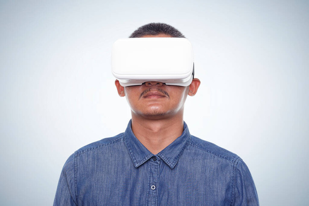 Άντρας με γυαλιά εικονικής πραγματικότητας απομονωμένος σε λευκό φόντο - Φωτογραφία, εικόνα