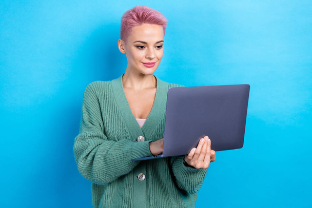 Foto di professionale corsi insegnante donna indossare camicia alla moda tenere netbook navigazione instagram direttamente isolato su sfondo di colore blu. - Foto, immagini
