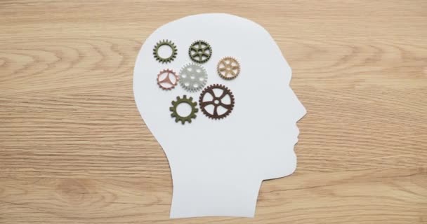 Engrenagens cerebrais na cabeça de papel e processo de pensamento no cérebro. Mindfulness e conceito de saúde - Filmagem, Vídeo
