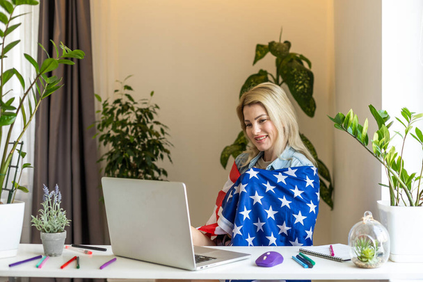 mulher segurando bandeira dos EUA e vídeo por laptop. - Foto, Imagem