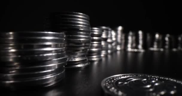 Стеки серебряных монет на черном фоне. Теневая экономика и доходы - Кадры, видео