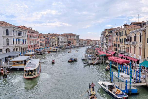 Η γέφυρα Rialto (Ponte di Rialto), η παλαιότερη από τις τέσσερις γέφυρες που εκτείνονται στο Μεγάλο Κανάλι της Βενετίας. - Φωτογραφία, εικόνα