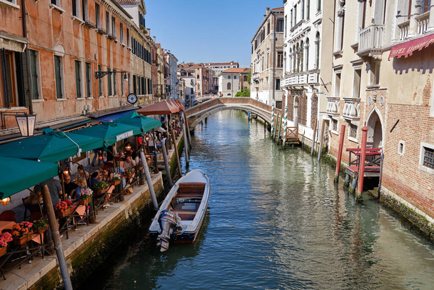 Venice: landscape with the image of boats on a channel in Venice - Fotografie, Obrázek