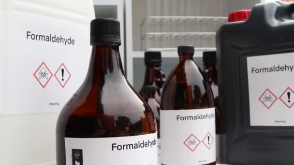 Formaldehyd, gefährliche Chemikalien und Symbole auf Behältern, Chemikalien in der Industrie oder im Labor  - Filmmaterial, Video
