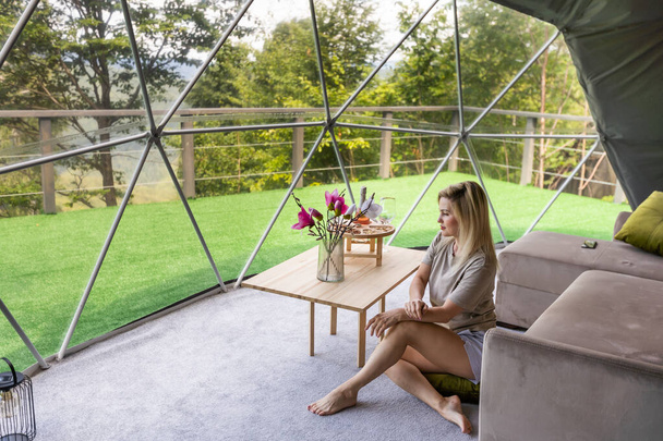 Frau im Inneren eines modernen Luxus-Glamping-Zeltlagers. Öko-Design-Konzept, natürlich. - Foto, Bild