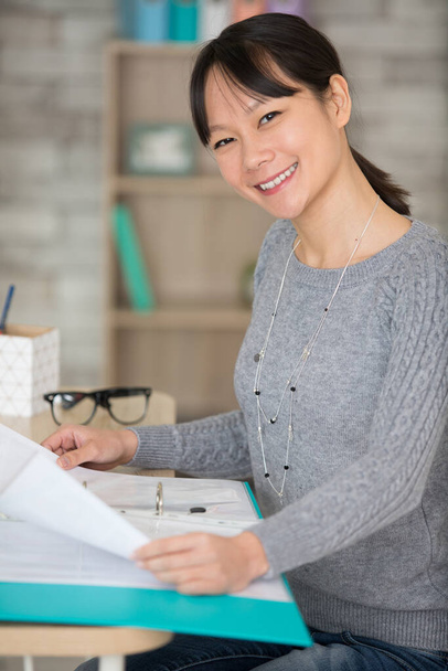 smiling asian woman in her office - Fotografie, Obrázek