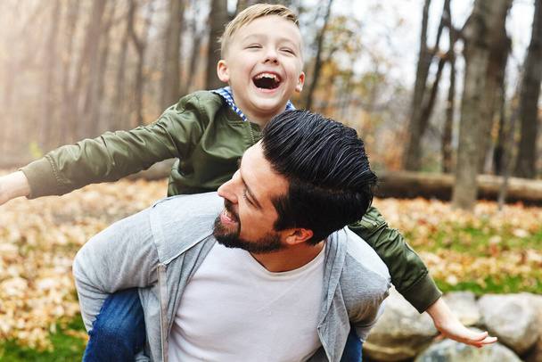 Siempre es divertido cuando eres joven. un padre y su pequeño hijo divirtiéndose al aire libre - Foto, Imagen
