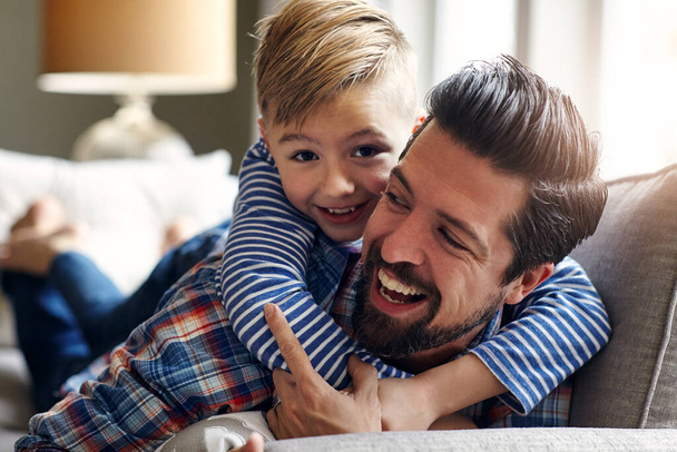 Najważniejszą rzeczą dla dzieci sukcesu jest ich szczęście. ojciec i jego synek łączą się w domu - Zdjęcie, obraz