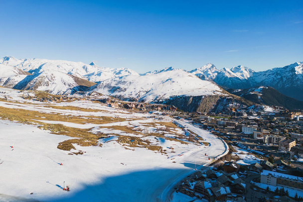 Вид с дрона на ландшафт и горнолыжный курорт во Французских Альпах, Альп-д "Юэз, Франция - Европа - Фото, изображение