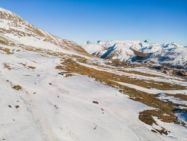 Vista panorâmica do drone da paisagem e estância de esqui em Alpes Franceses, Alpe D 'Huez, França - Europa - Foto, Imagem