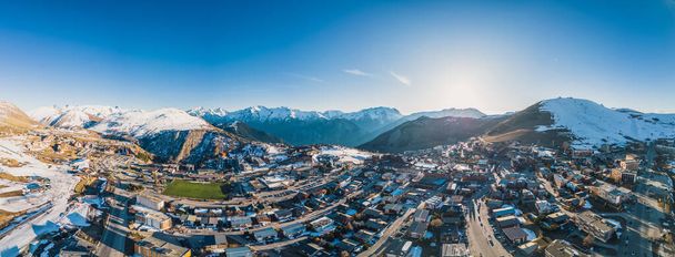 Vista panorâmica do drone da paisagem e estância de esqui em Alpes Franceses, Alpe D 'Huez, França - Europa - Foto, Imagem