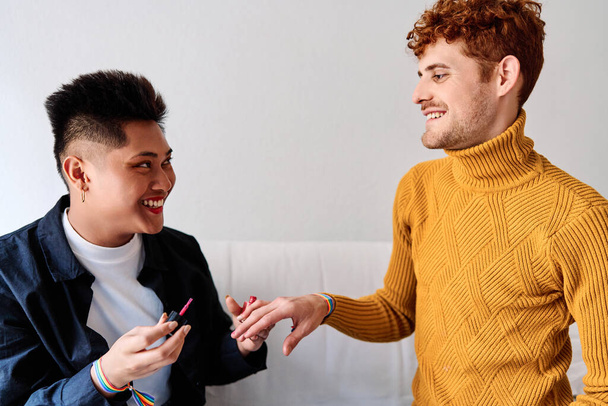 Eşcinsel bir adamın evdeki çiftinin tırnaklarını boyadığı bir sahne. - Fotoğraf, Görsel