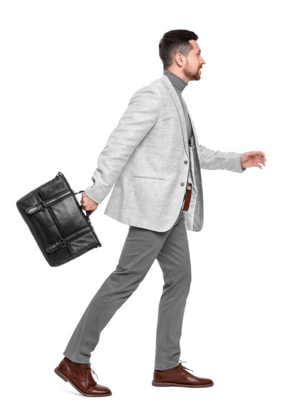 Hombre de negocios barbudo guapo con maletín sobre fondo blanco - Foto, imagen