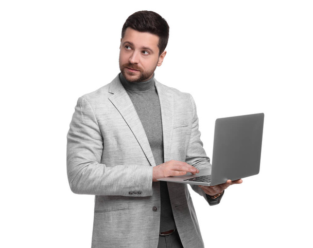 Knappe bebaarde zakenman met laptop op witte achtergrond - Foto, afbeelding