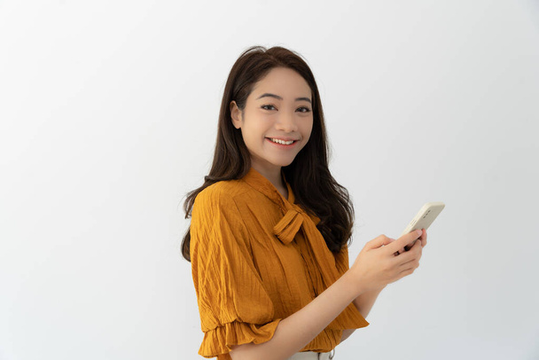 работающая женщина, портрет улыбающейся азиатки в рабочей одежде с помощью мобильного телефона, фрилансер, сайт, исследование, копировальное пространство, счастливый веселый милый бизнес, позитивная энергия, бизнес-план, женщина исполнительная - Фото, изображение