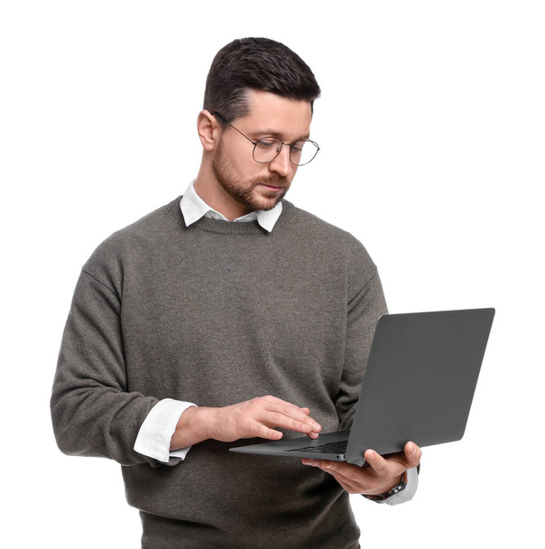 Schöner bärtiger Geschäftsmann mit Laptop auf weißem Hintergrund - Foto, Bild