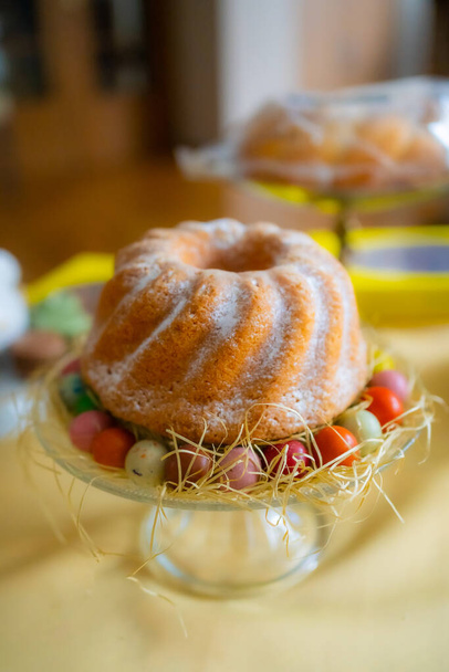  Čerstvé koláče a pečivo u velikonočního stolu, od horkých křidélek až po ovocné koláče, dopřejte si jarní příchutě a slavnostní návrhy, které zapůsobí na vaše hosty. - Fotografie, Obrázek