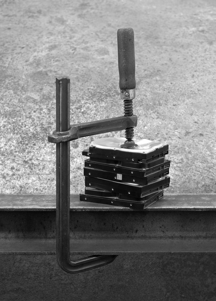 sıkıştırılmış bir yığın sabit diskler-siyah ve beyaz bir vuruş - Fotoğraf, Görsel