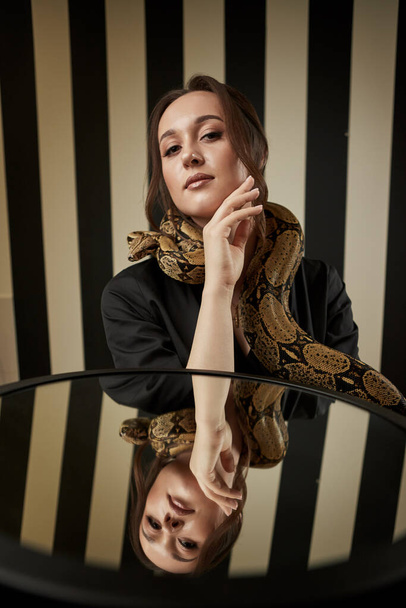 Retrato de belo médico cosmetologist feminino com cobra na clínica moderna. Símbolo da medicina - Foto, Imagem