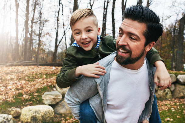 Weve been having fun all day long. a father and his little son having fun outdoors - Foto, Imagem