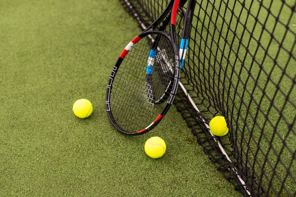 Tenniskenttä Top view tennispallot ja maila vihreä ruoho taustalla. - Valokuva, kuva
