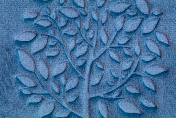 potisk stromu na modré velur texturované tkaniny pro účely designu - Fotografie, Obrázek