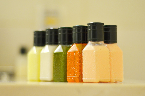 Body lotion, zouten, shampoo, conditioner, schuim - Foto, afbeelding
