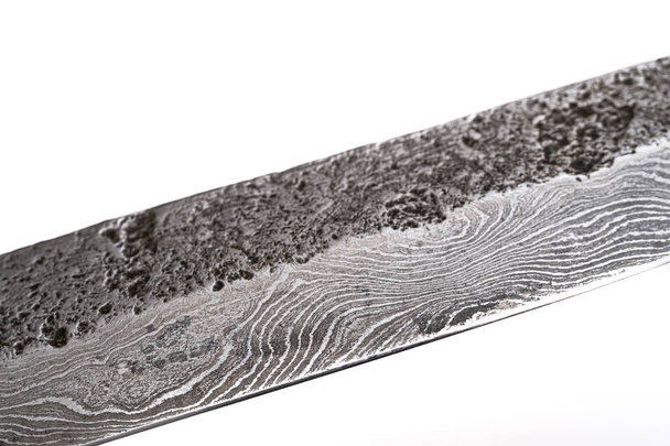 Háttér damaszkuszi acél mintával. Makró lövés damaszkuszkés textúrával. Damaszkuszi acél eredeti mintával. Damaszkuszi acélszerkezet. - Fotó, kép
