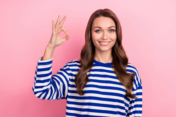 Photo of charming girl wear striped shirt ναυτικός στολή απολαύσετε την αγαπημένη της δουλειά στη θάλασσα κολύμπι okey σημάδι απομονώνονται σε ροζ φόντο χρώμα. - Φωτογραφία, εικόνα