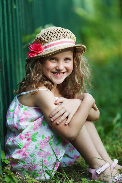 Happy little girl in a straw hat - Fotoğraf, Görsel