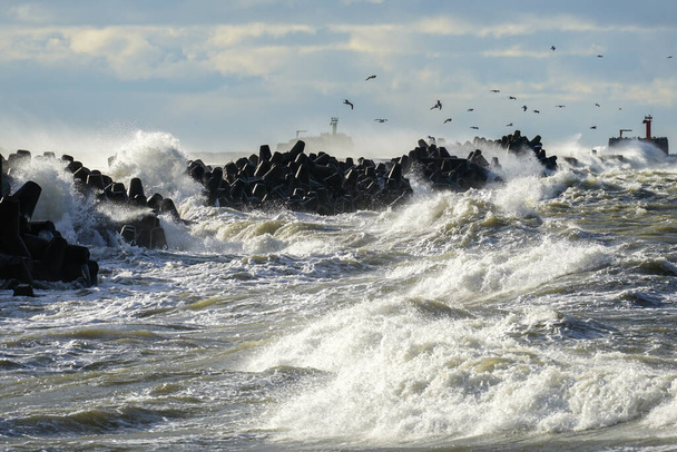 Rannikkomyrsky Itämerellä, suuret aallot törmäävät sataman sisäänkäynnin betoniseen murtoveteen, murtoaalto, äärimmäinen sää - Valokuva, kuva