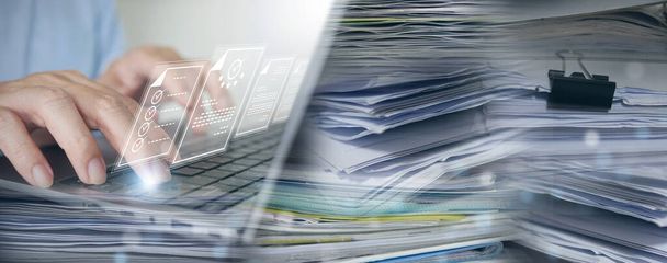 文書管理システム(DMS):ビジネスマンはペーパーレス化するために紙のスタックをデジタル化します。Enterprise Resource Planning(ERP) 、電子文書管理、オンラインドキュメントデータベース、デジタルファイルストレージ - 写真・画像