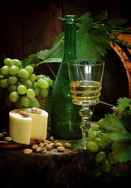 Wine, cheese, nuts and grapes - Zdjęcie, obraz