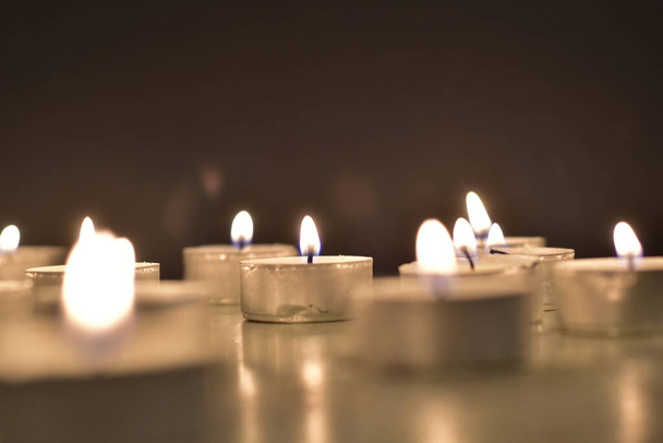 Κεριά σε ένα ξύλινο τραπέζι  - Φωτογραφία, εικόνα