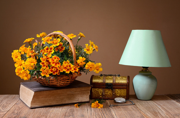 Blumen, Bücher, Schmuckschatulle und Tischlampe - Foto, Bild